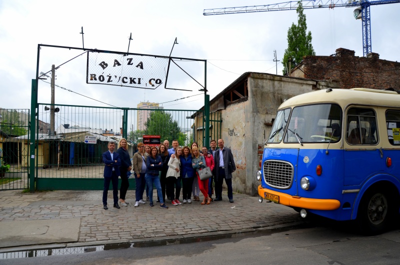 Praga District tour in a  Retro Bus - "Cucumber" 